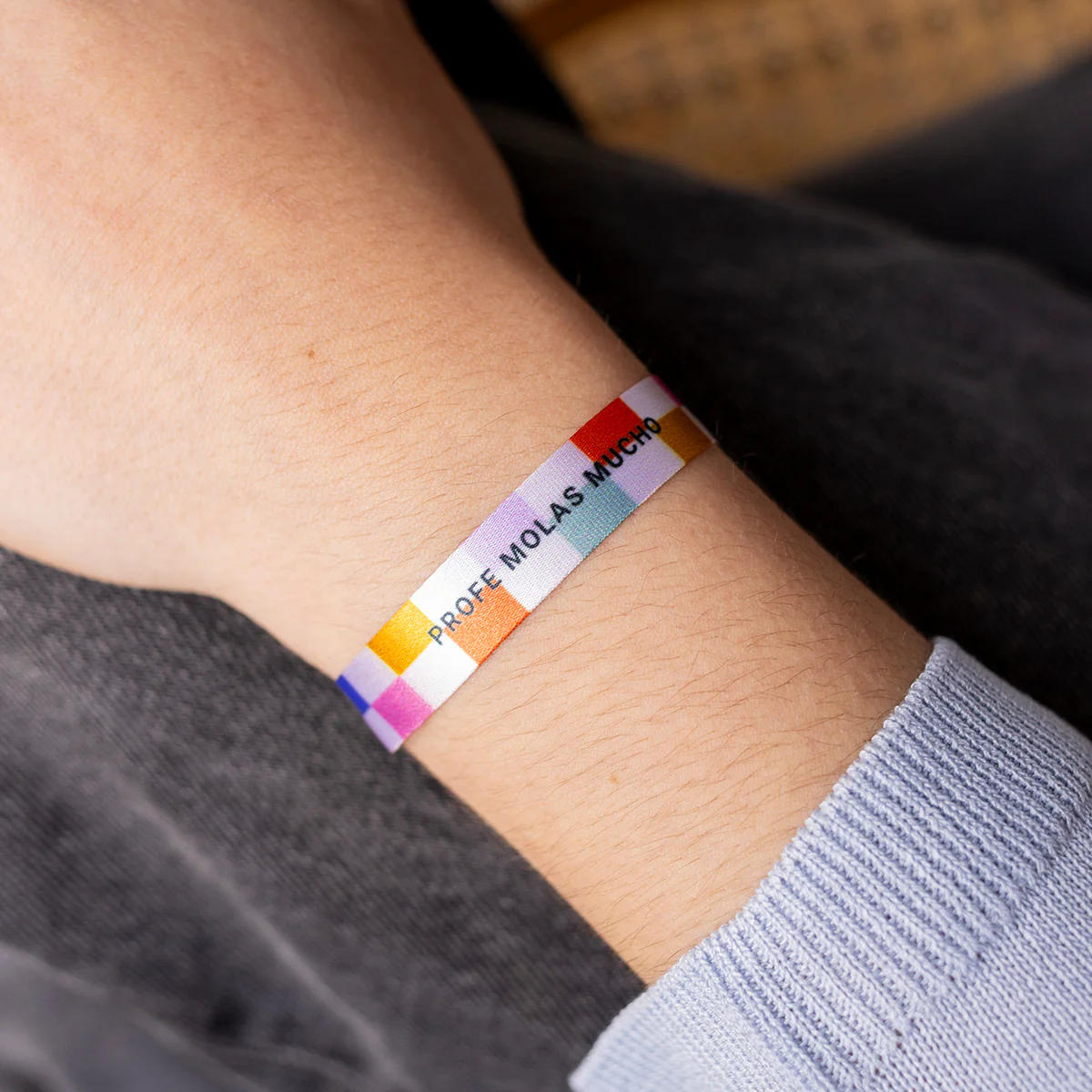 8435449386316_01 Pulsera de tela "Profe molas mucho" - Imagen 1