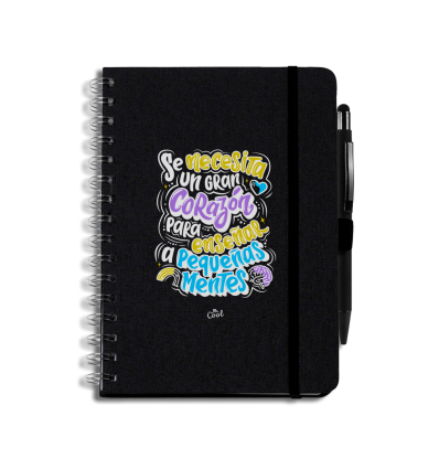 libreta-negra-con-boligrafo-se-necesita-un-gran-corazon-para-ensenar-a-pequenas-mentes Libreta negra con bolígrafo - Se necesita un gran corazón para enseñar a pequeñas mentes - Imagen 1